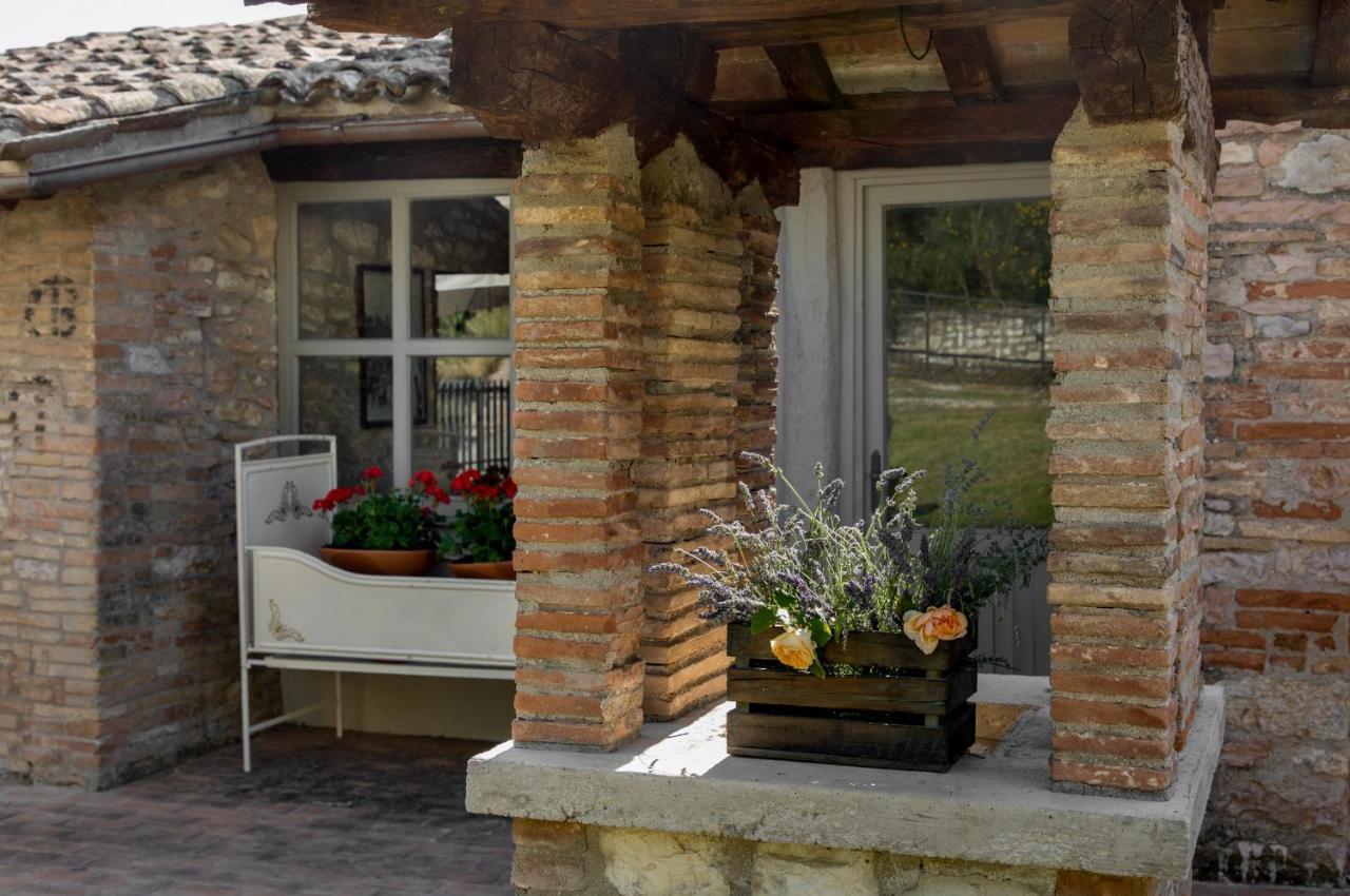 I Casali Di Villa Benveduti グッビオ エクステリア 写真